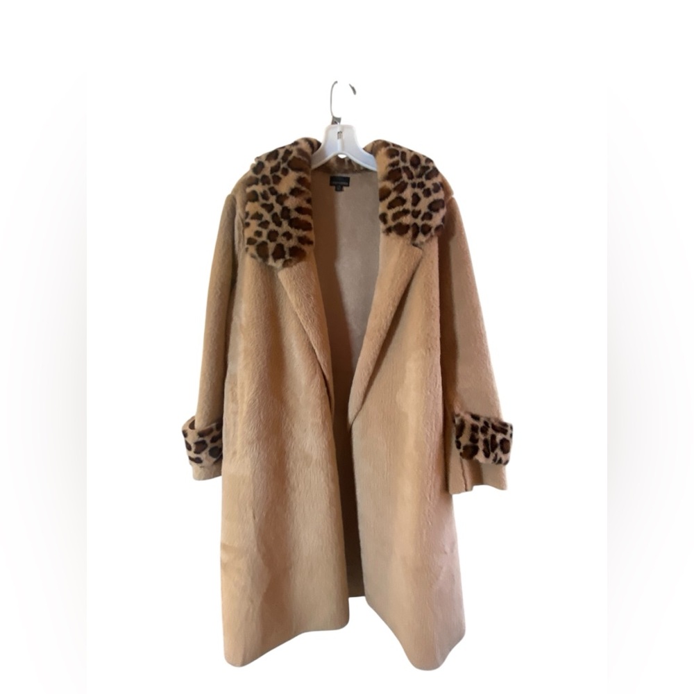 Coco and Carmen L:XL faux
Fur Felt Trench wrap coat. 🧥Animal Print Detail Cuff